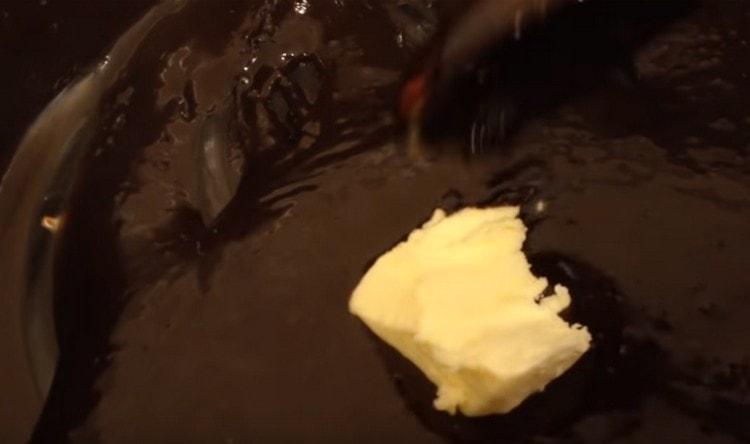 We make icing in a water bath, add butter to it.