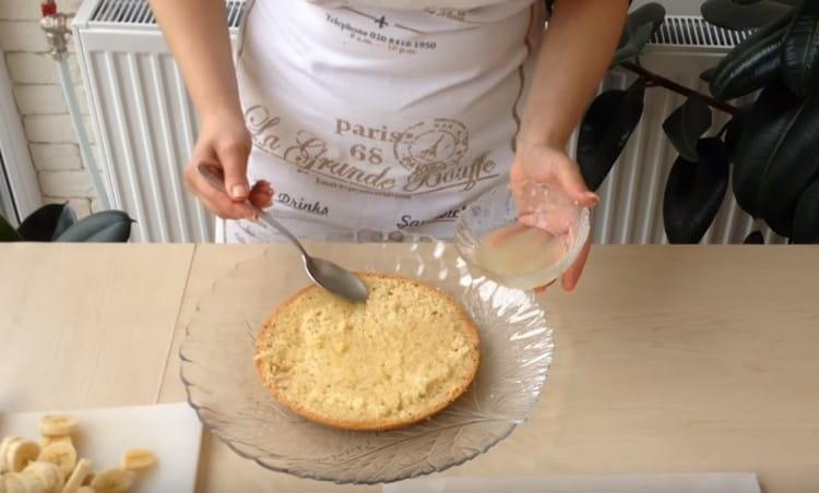 Remoja los pasteles inferiores y superiores con agua de limón.