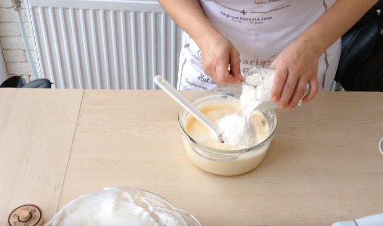 Ajouter la farine et mélanger doucement la pâte.
