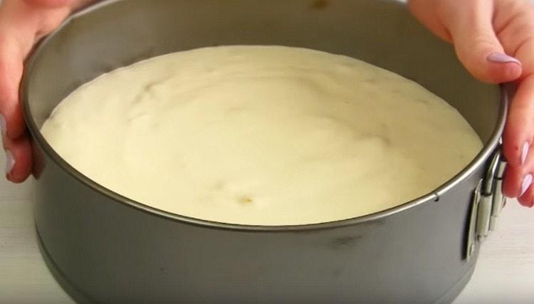 Pour the dough into a sheet covered with parchment paper.