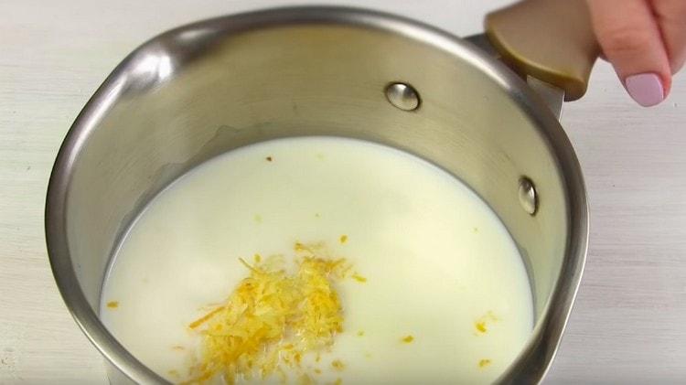 Agregue la ralladura de limón a la leche.