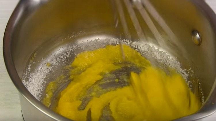 Frottez les jaunes avec du sucre.