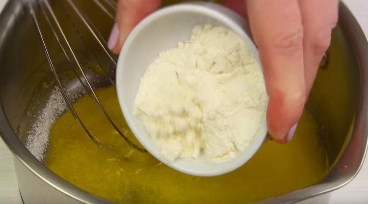Agregue azúcar de vainilla y harina a las yemas.