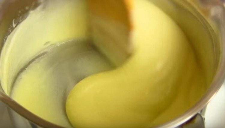 Boil the cream preparation until thickened.