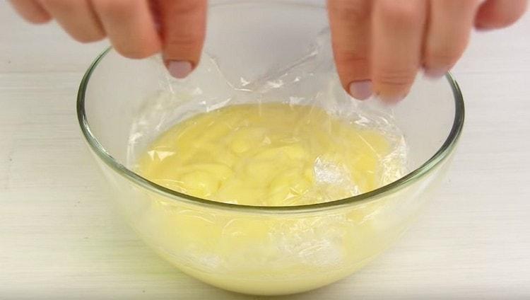 Leave the custard portion of the cream to cool at room temperature.