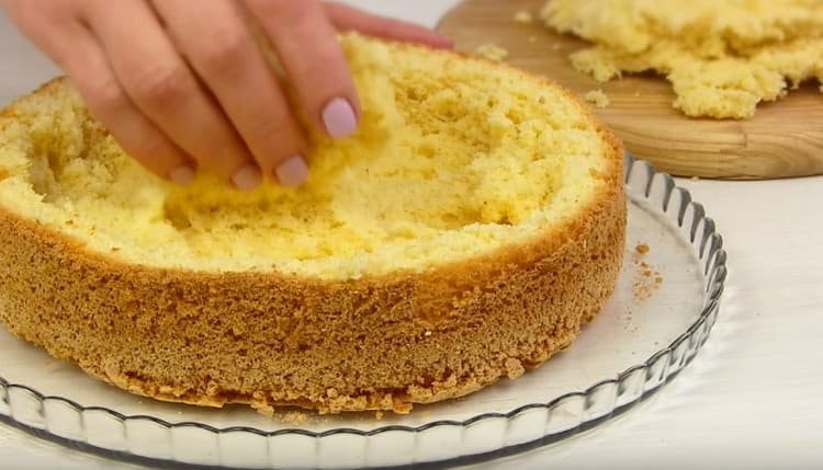 Haal uit het grootste deel, de basis van het koekje, de kruim weg.