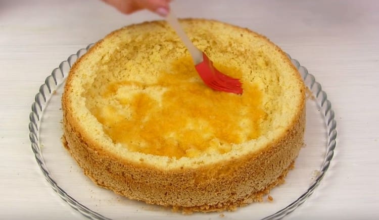 Soak the base of the cake with apricot liquor.
