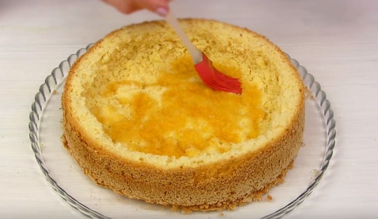 Trempez la base du gâteau avec de la liqueur d'abricot.