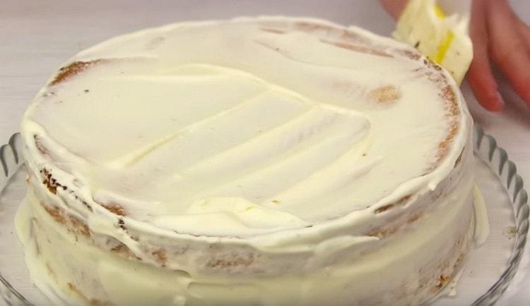 Couvrir le gâteau entier avec le reste de la crème.