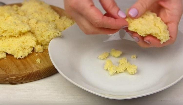 Tear the pulp of a biscuit into small pieces.
