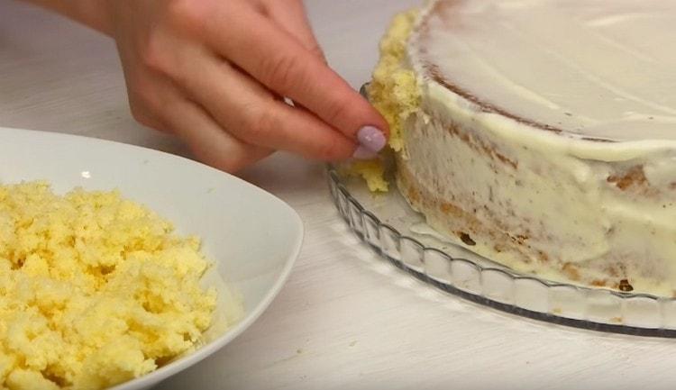 Coller des morceaux de pulpe de biscuit à notre gâteau.