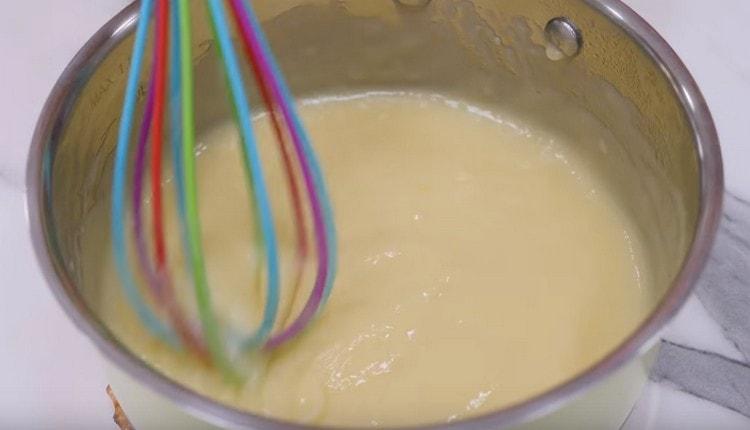 Boil the custard base for the cream until thickened.