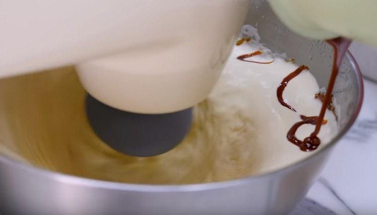 En battant les œufs plus loin, nous introduisons une masse de miel dans un mince filet.