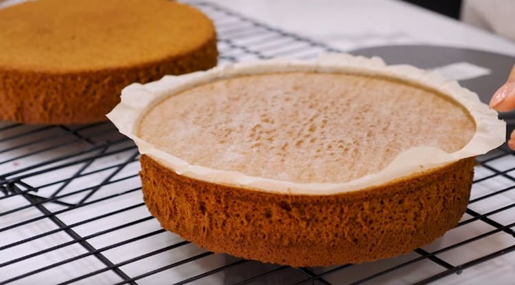 Enfríe las galletas volteándolas sobre una rejilla.