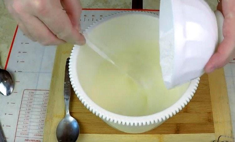 Para preparar la crema, combine la crema fría con azúcar en polvo.