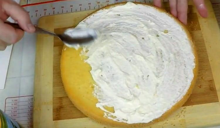 Lubricate the first cake with plenty of cream.