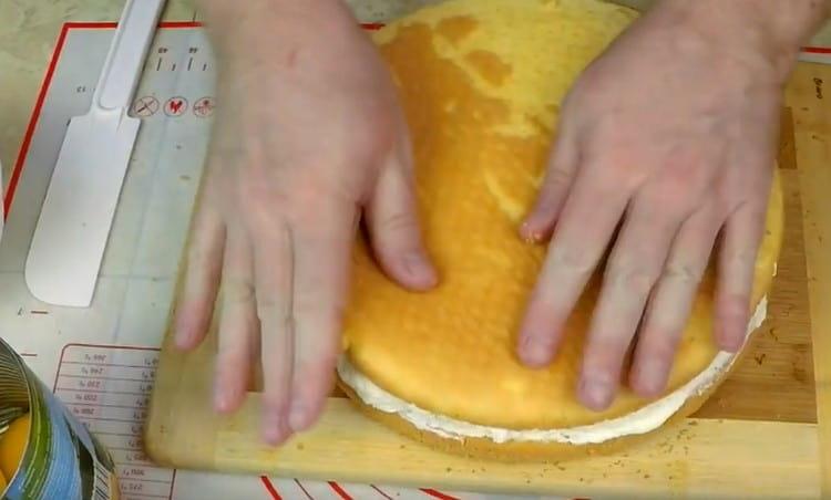 Cubra el pastel con otro pastel empapado en pastel.