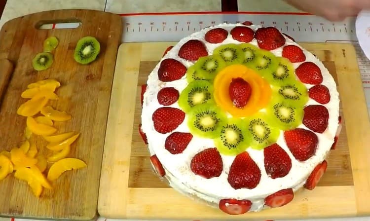 Decorate the cake with fruit slices.