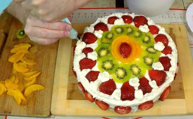 Nous décorons le dessert avec le reste de la crème à l'aide d'un sac à pâtisserie.