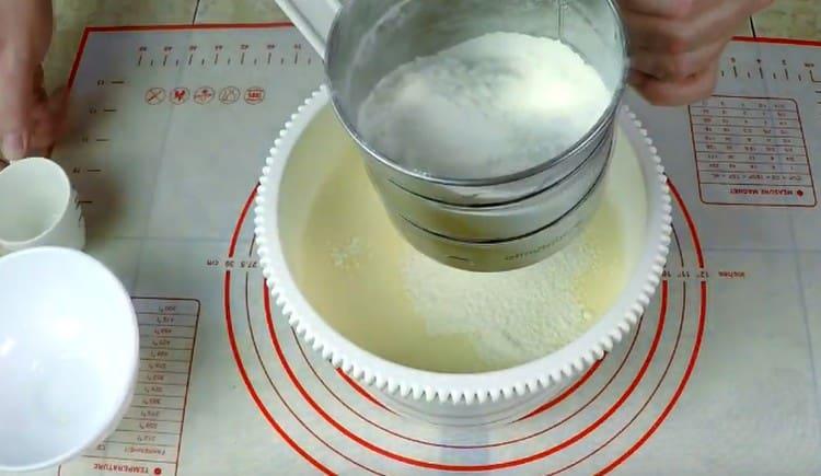 Tamizar la harina y el almidón en la masa de huevo.