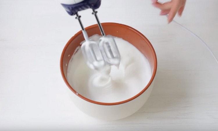 Battez les blancs jusqu'à obtenir une mousse.