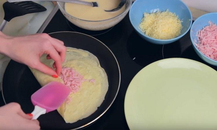 Los panqueques rellenos de jamón y queso se pueden rellenar directamente en la sartén.
