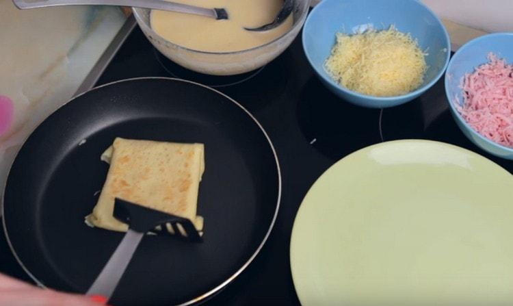 Appuyez un peu sur la crêpe pour qu'elle ne se déforme pas.