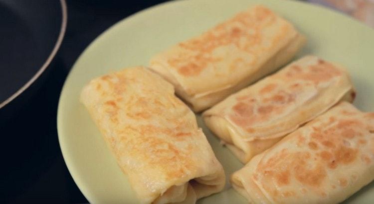 Servez ces crêpes de préférence chaudes, de manière à ce que le fromage à l'intérieur soit légèrement fondu.