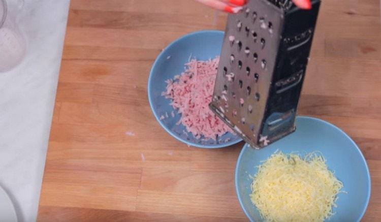 Frotamos el queso no con pequeños, sino con un rallador grande de jamón.