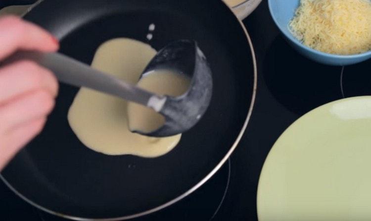 Versez la pâte dans la casserole et faites-la pivoter pour former une crêpe.