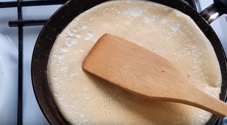 Frire les pancakes de la manière classique.