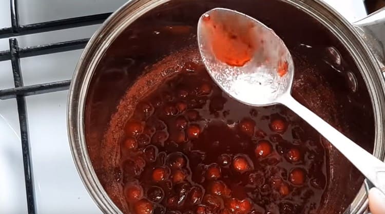 Cocine la salsa hasta que espese.