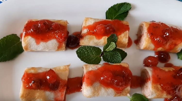 Des pancakes au foie avec sauce aux canneberges vous aideront à faire une surprise aux invités.