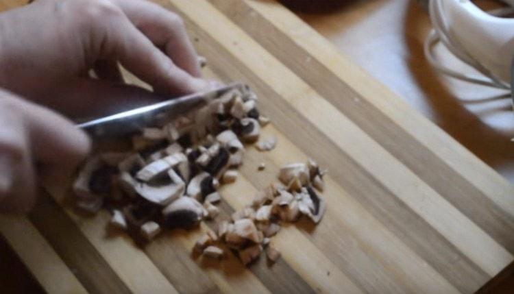 Da biste napravili nadjev od gljiva za palačinke, gljive sitno nasjeckajte (možete čak i gljive kamenica).