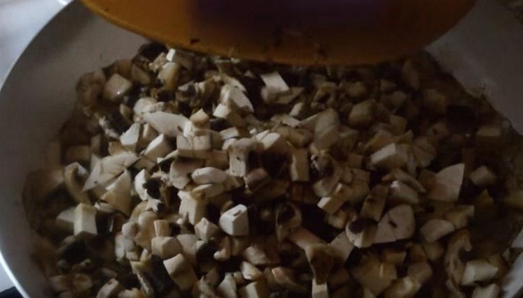 Faire revenir les champignons avec les oignons dans une poêle jusqu'à ce qu'ils soient cuits.