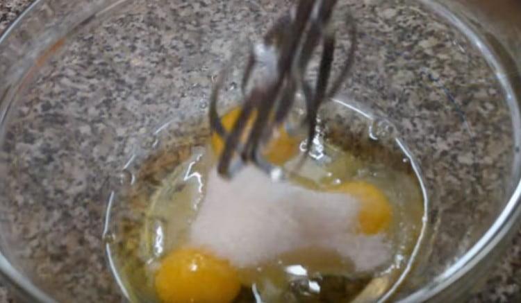 Para la prueba, batir los huevos con azúcar, agregar leche.