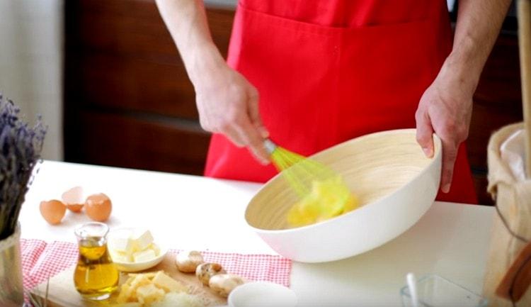 Pour préparer la pâte, battez les œufs au fouet.
