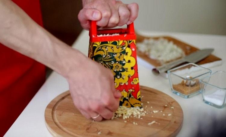 Rallar el queso duro en un rallador grueso.