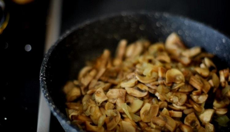 Freír los champiñones con cebolla en una sartén hasta que estén cocidos.