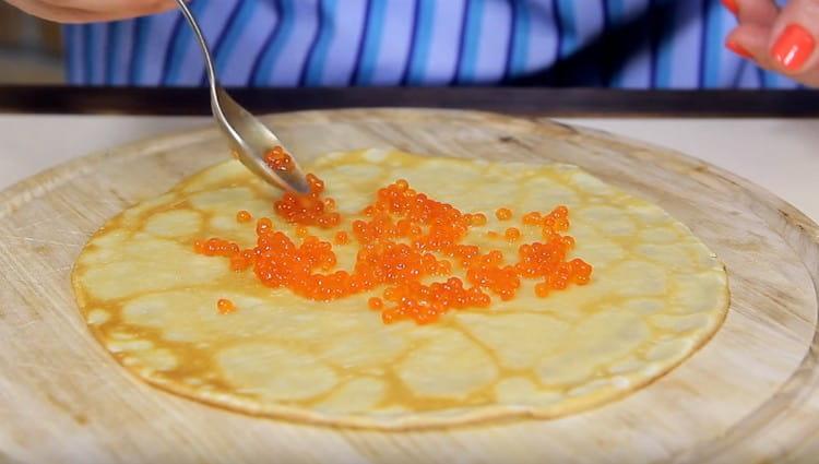 Voir aussi comment bien envelopper les crêpes avec du caviar.