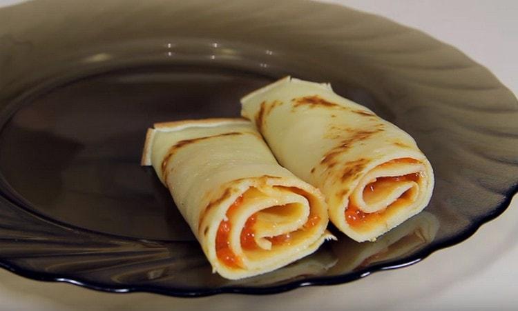 Los panqueques con caviar rojo son un gran plato en Shrovetide.