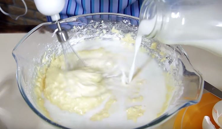 Battez la pâte et ajoutez du lait pour obtenir la consistance désirée.