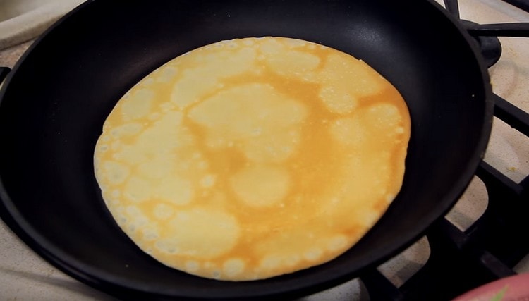 Pancakes are ready, it became only to twist the filling in them.