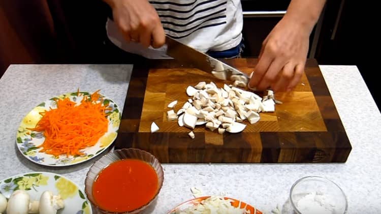 Ajoutez quelques carottes à la garniture et hachez les champignons.