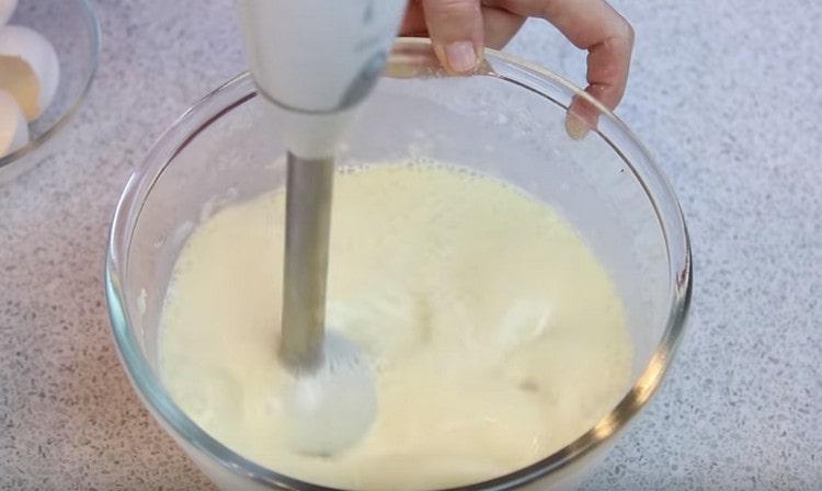 Battez la pâte avec un mixeur à main.