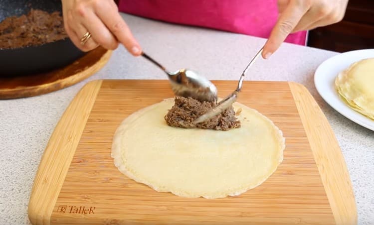 Vea cómo rellenar correctamente los panqueques con carne.