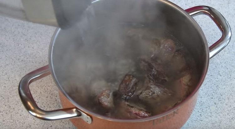 Luego transfiera la carne a la sartén y vierta agua hirviendo.