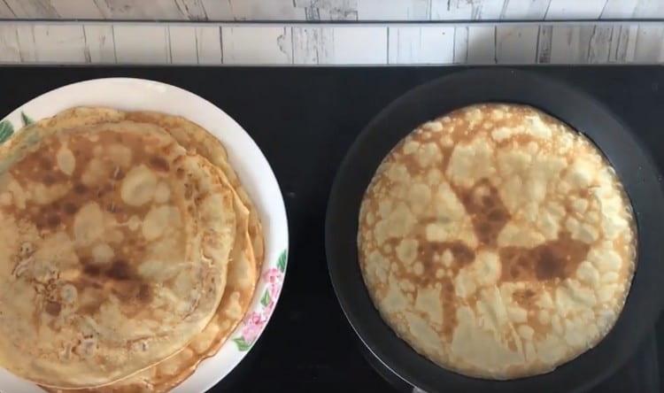 Frire les crêpes.