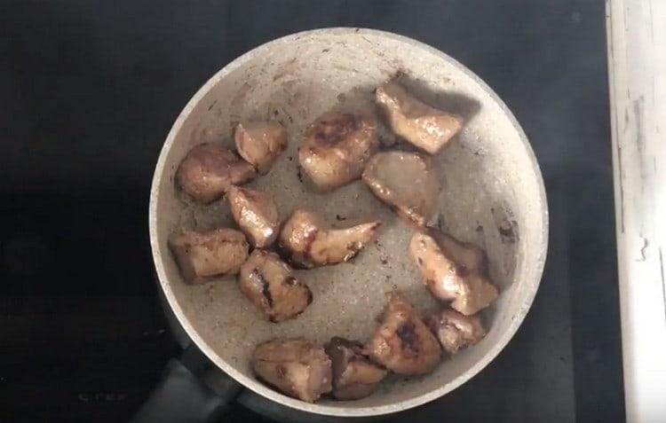 Fry the liver in a pan.