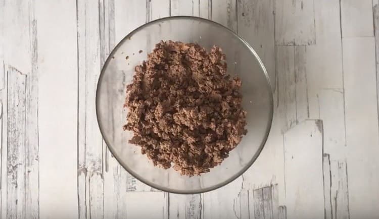 Pase el hígado frito a través de una picadora de carne.